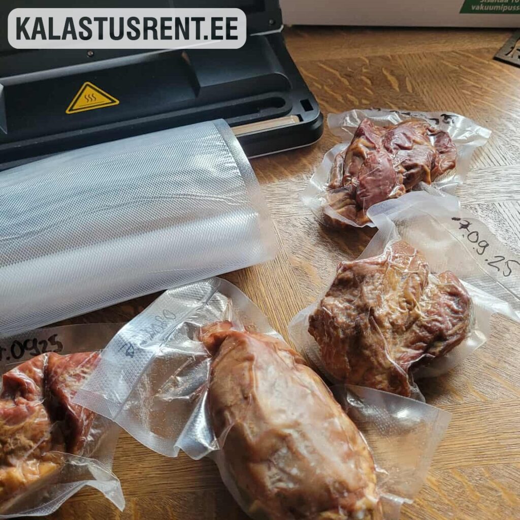 Kalastusrent.ee – liha vaakumpakendamine ja säilitamine. Näide, kuidas vaakumkile ja vaakumpakendaja aitavad toitu värskena hoida ning sobivad kala, liha ja muu toiduainete pikemaks säilitamiseks.