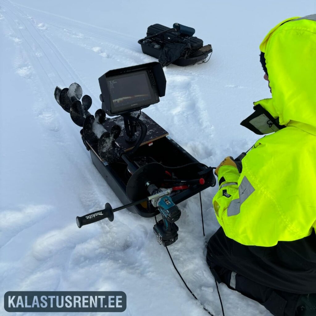 Kalastaja jääpüügil kasutamas täisvarustatud live-kajaloodi kelku: ekraan kelgul, jääpuur, tarvikud ja varustus lumesel jääl, taustal Kalastusrent.ee logo.